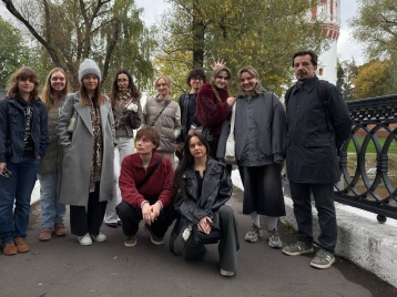 Выездная пара контент-мейкеров у Новодевичьего: искусство и осенний вайб